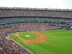 Una multitud presencia un partido de baseball en el Shea Stadium, Nueva York