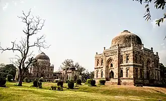 Sheesh Gumbad y Bara Gumbad
