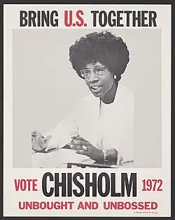 Imagen en blanco y negro de una mujer afroamericana (Shirley Chisholm) para las elecciones de 1972. Encima de la imagen se lee «Bring U.S. Together» y debajo «Vote Chisholm 1972 unbought and unbossed».