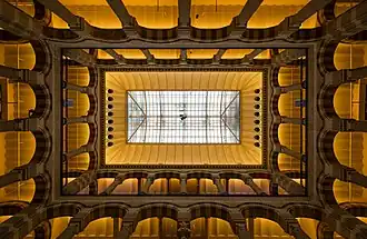Vista interior de la Magna Plaza hasta lo alto con techo alto y arcos, 2014.