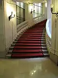 Escalera para el personal.