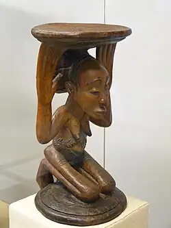 Taburete con cariátide de África Central