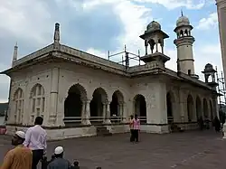 Mezquita del mausoleo construida por Nizam de Hyderabad en la parte occidentaldel mausoleo,hacia 1720