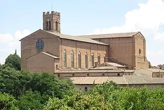 Testero de la Basílica de Santo Domingo en Siena, liso y desprovisto de adornos, con la entrada en el lateral izquierdo