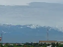 La Sierra, vista desde la ciudad de Riohacha, a más de cien kilómetros de distancia de las cumbres más altas.