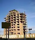El edificio hecho de ladrillos en su construcción .