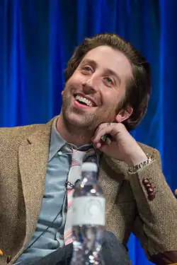 Simon Helberg como Howard