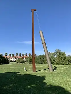 Escultura Sin título de Herminio Álvarez.
