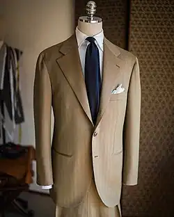 Traje recto con tejido Solaro