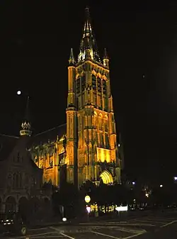Vista nocturna de la iglesia