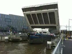 Sint-Annabrug elevado para permitir el paso de una embarcación