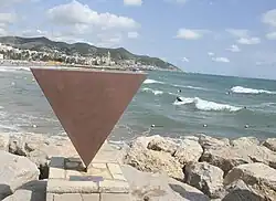 Triángulo rosa como símbolo contra la homofobia, Escultura al colectivo homosexual inaugurada en 2006 en Sitges. Inicialmente, la escultura estaba cubierta de pintura rosa.[37]​
