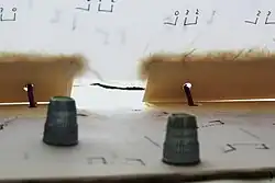 La obra está dedicada a la violinista neoyorkina Patty Kilroy, quien la ha interpretado en numerosas ocasiones.