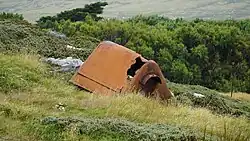 Restos de un vagón volcador en proximidades del sitio donde estuvo el apeadero.
