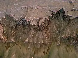 H. Líneas de pendiente estacionales (imagen HiRISE).