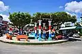 Pequeña plaza en el centro de la ciudad de San Ignacio en el frente de una estación de policía