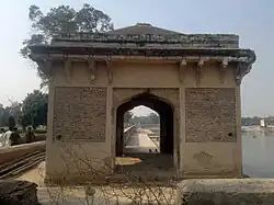 Pabellón de esquina en el estanque