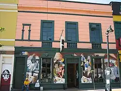 Grafiti en la fachada de El Otro Sitio.