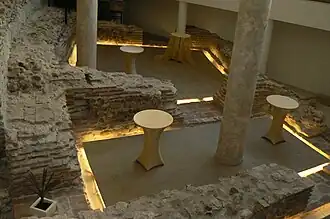 Restos de la parte este del anfiteatro presentes en el interior del hotel.