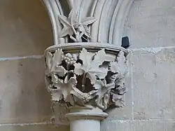 tCapitel de la casa del capitulo con talla de lúpulo