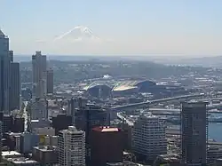 Una vista del campo de CenturyLink Field, el Safeco Field, y Mount Rainier desde lo alto de la torre Space Needle