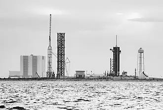 Construcción de la futura torre de lanzamiento para la plataforma de lanzamiento dedicada SpaceX Starship en LC-39A (2022)