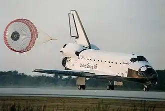 El paracaídas de frenado del Endeavour se despliega después de tocar la pista.