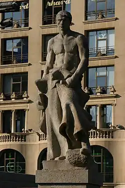 El forjador (1914), en la plaza de Cataluña de Barcelona.