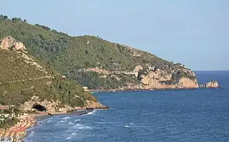 A posição da gruta de Tibério na praia leste de Sperlonga.