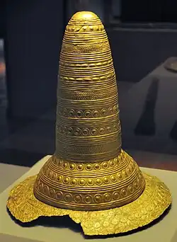 Sombrero dorado, probable insignia religiosa de la Edad del Bronce (ca. 1300 a. c.) actualmente en el Museo Histórico del Palatinado en Espira.