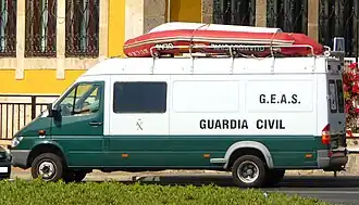 Mercedes-Benz Sprinter de un GEAS cargando con una lancha neumática.