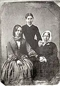 Johanna con su madre y su hermana menor Meta