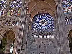Tracería y triforio acristalado en la transepto de San Denis (las ventanas fueron reemplazadas en el XIX)
