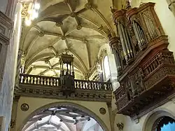 Bóveda nervada manuelina y órgano barroco.