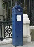 Poste telefónico de policía (no funcional) que subsiste en St. Martin's Le Grand, Londres - pintado (incorrectamente) en azul oscuro. Las cabinas de la ciudad se pintaban de azul claro.