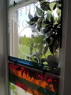 Fotografía de un detalle de las ventanas de St Peters Chapterhouse, obra de Rachel Welford y Adrian Riley