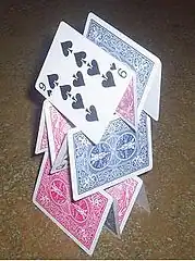 Un castillo de naipes, con un nivel apilado encima del anterior.