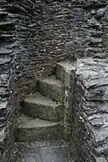 Escaleras al lado del púlpito altomedieval.