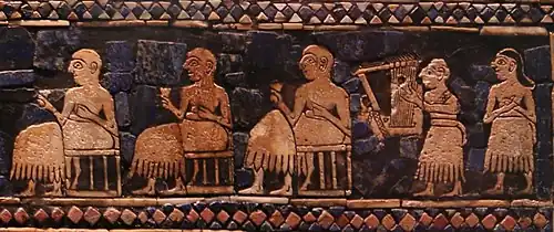 Detalle del estandarte de Ur, ca. siglo&nbsp;XXVI a. C. Los personajes sentados empuñan copas mientras mientras uno de los que está de pie toca la lira.