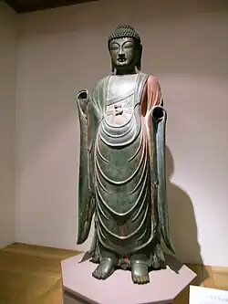 Bhaisajyaguru de pie, mitad siglo&nbsp;VIII. 1,77 m. Museo Nacional de Gyeongju, Tesoro Nacional n.º 28.
