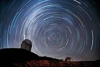Vista de la rotación de estrellas en el observatorio.