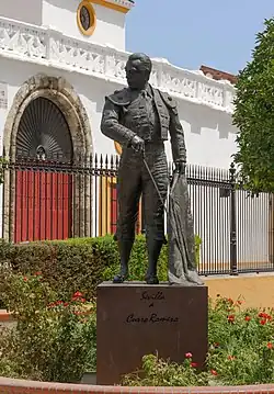 Estatua de Curro Romero junto a La Maestranza de Sevilla.