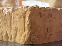 La casa de Troya fue vencida por los griegos y Eneas huyó antes de ir a fundar Roma.