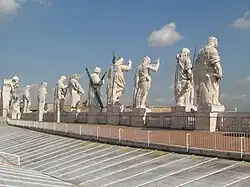 Vista desde atrás de las estatuas que coronan la fachada.