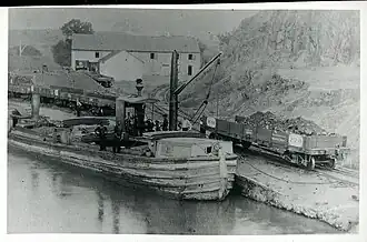 Barco de vapor en el canal