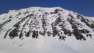 Storbukttind (literalmente, 'Gran monte de la bahía'; mide 1054 m y está al oeste de la ruta E6.