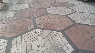 Suelo del bulevar del paseo de la Libertad con el escudo de la ciudad