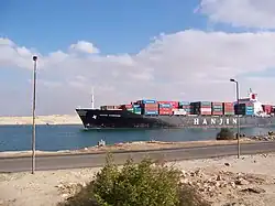 Buque portacontenedores Hanjin Kaohsiung transitando por el Canal de Suez