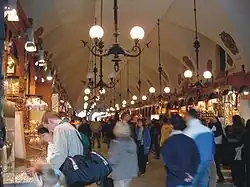 Interior con los puestos abiertos.