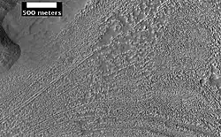 Superficie compleja alrededor del montículo en Deuteronilus Mensae. La ubicación de esta imagen está en el cuadro negro con la etiqueta B en la imagen CTX anterior